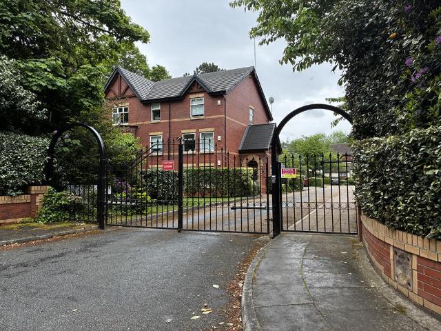 Flat for rent in Calderstones