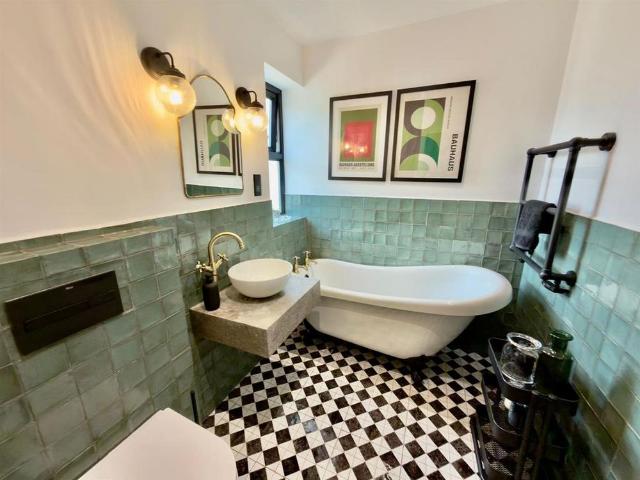 Apartment for rent in Shadwell, West Yorkshire
