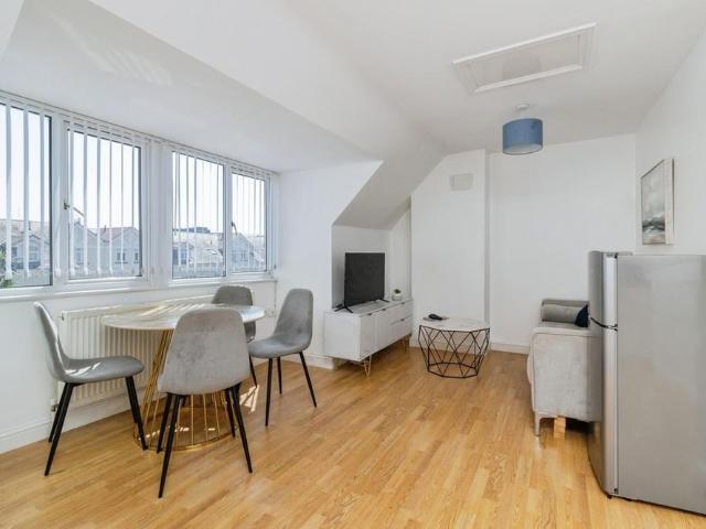 Apartment for rent in Oldway, Livermead
