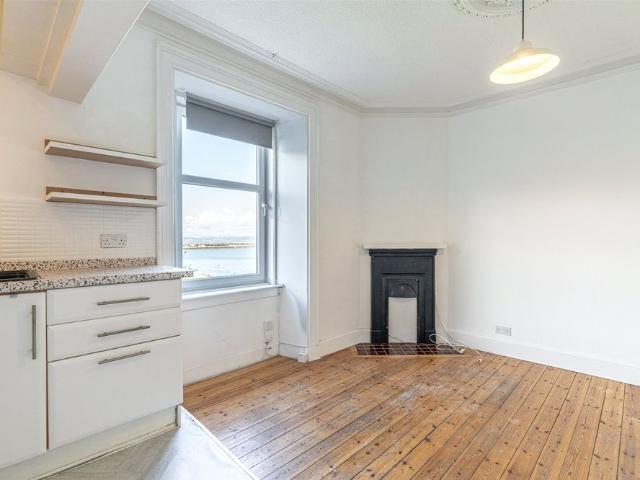 Apartment for rent in Trinity, Scotland