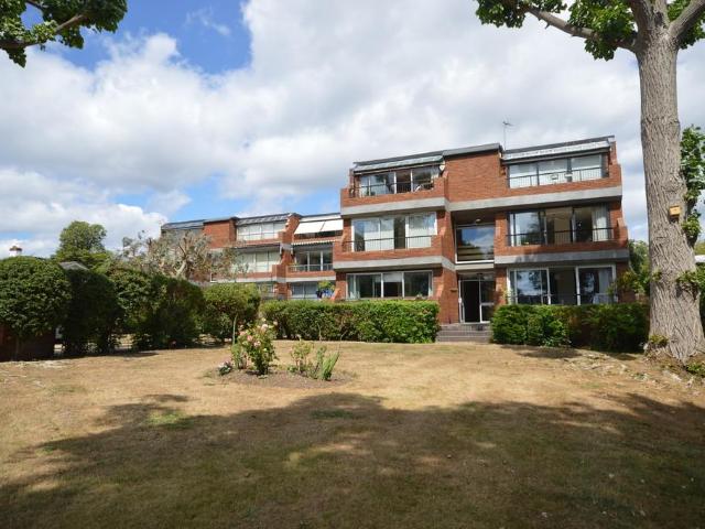 Flat for rent in Hampton, Greater London