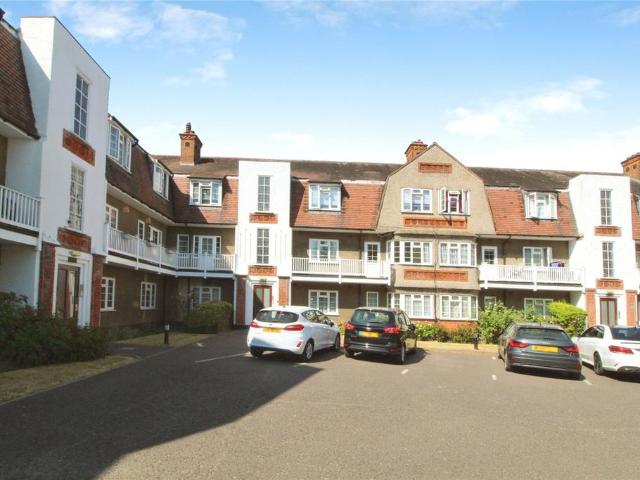 Flat for rent in Emerson Park, Greater London