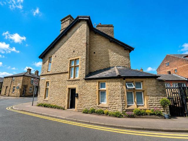 Flat for rent in Lady House, Burnedge