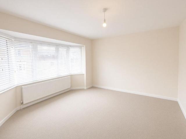 Apartment for rent in Oakleigh Park, Greater London