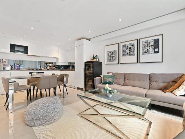 Flat for rent in Victoria, Greater London