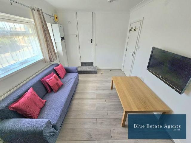 Apartment for rent in Lower Halliford, Surrey