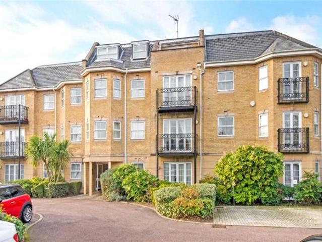 Apartment for rent in Northwood, Greater London