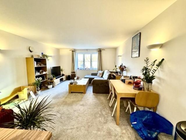 Apartment for rent in Row Town, Surrey