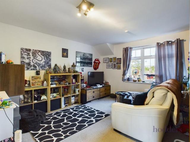 Apartment for rent in Row Town, Surrey