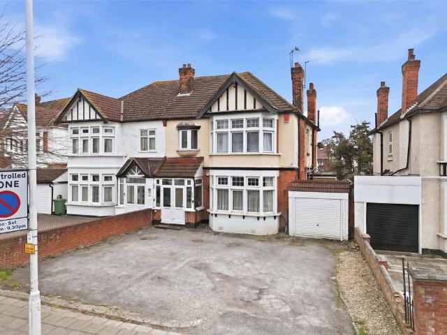 Flat for rent in Gants Hill, Greater London