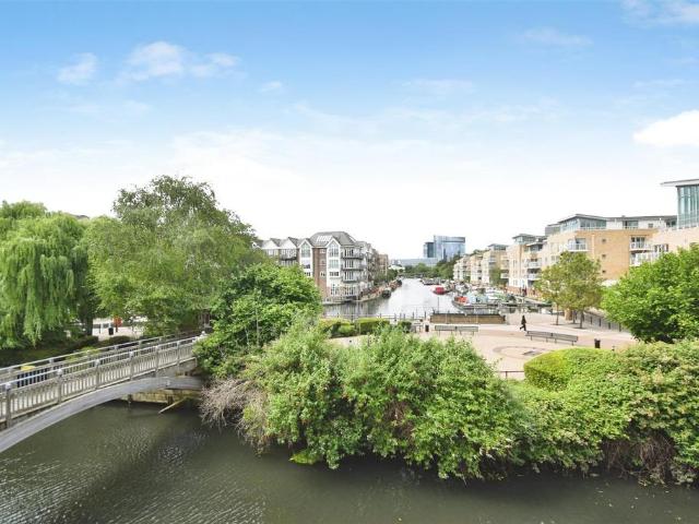Flat for rent in London Borough of Hounslow, Greater London
