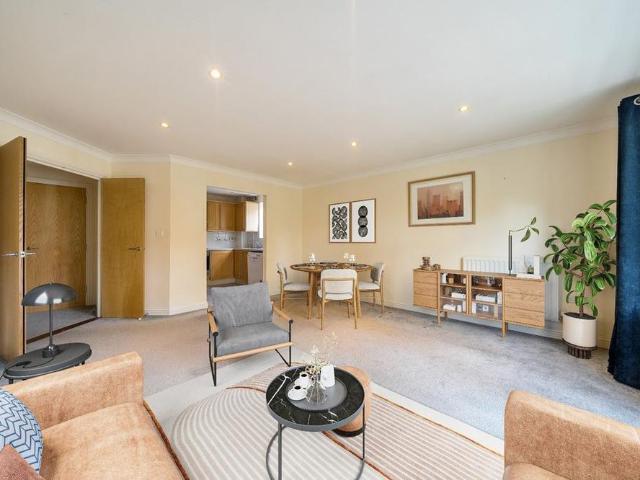Apartment for rent in Shortlands, Greater London