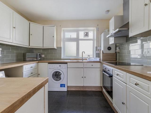 Flat for rent in Kingston Upon Thames, Coombe