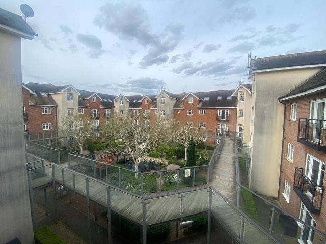Flat for rent in Red Hill, Surrey