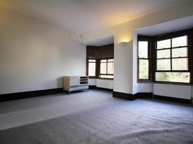 Apartment for rent in Tonyrefail, Coedely