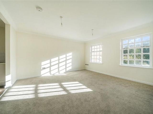 Apartment for rent in Ashlyns Estate, Pouchen End