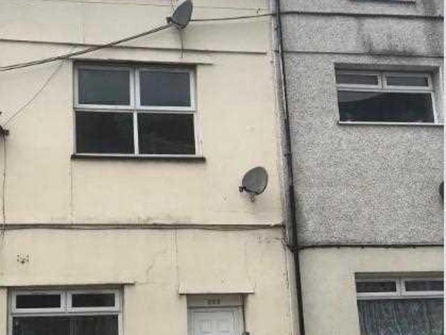 Flat for rent in Pentre, Ton Pentre
