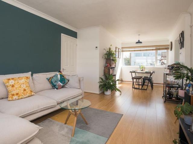 Apartment for rent in Row Town, Surrey