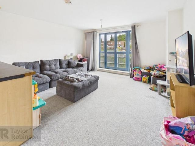 Apartment for rent in Broadfield, Glynde