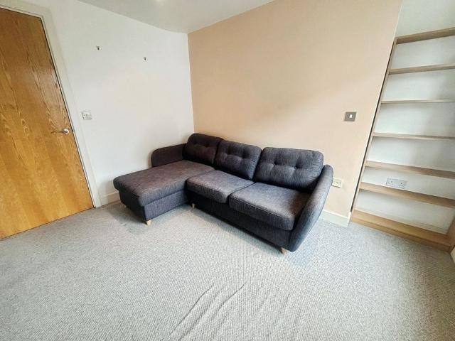 Studio for rent in Richmond Hill, West Yorkshire