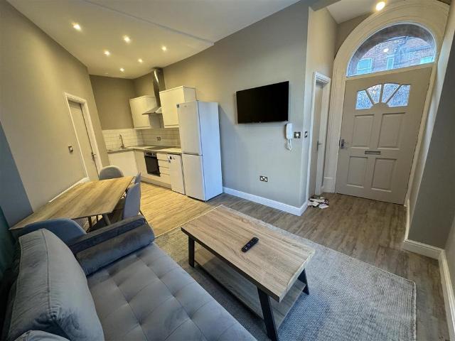 Flat for rent in Hyde Park, West Yorkshire