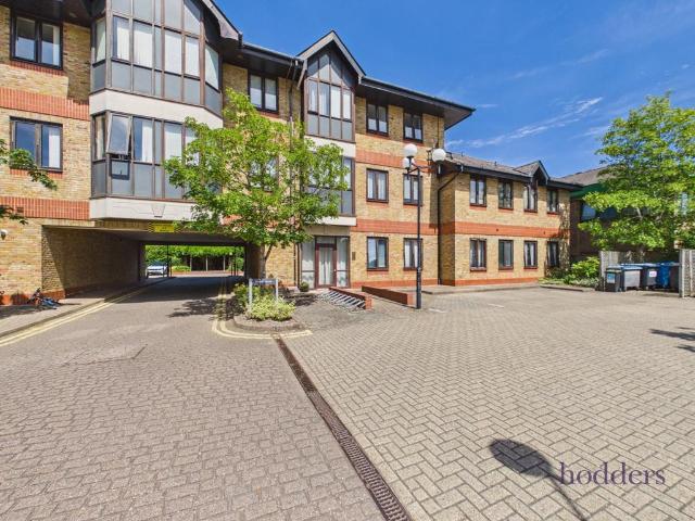 Flat for rent in Row Town, Surrey