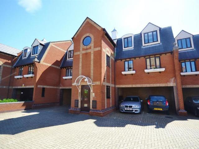 Flat for rent in Grays, Essex