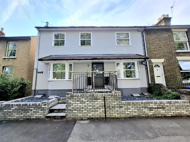 Flat for rent in Moorend, Pouchen End