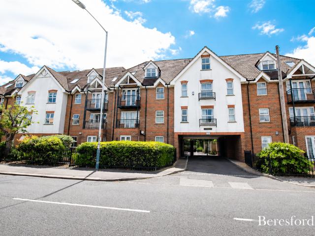 Flat for rent in Gidea Park, Greater London