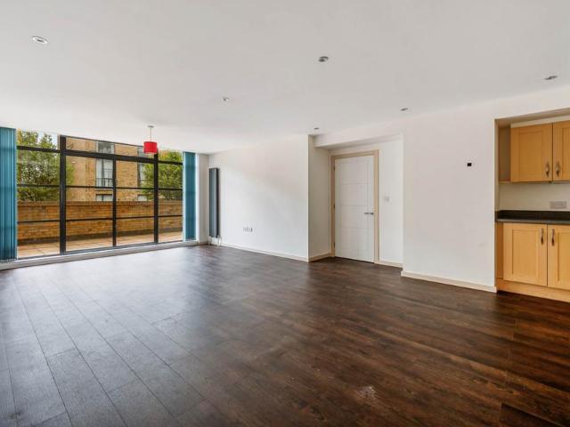 Flat for rent in London Borough of Hounslow, Greater London