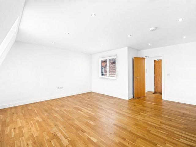 Apartment for rent in Perryfields, West Sussex