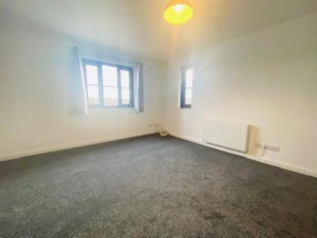 Apartment for rent in Row Town, Surrey