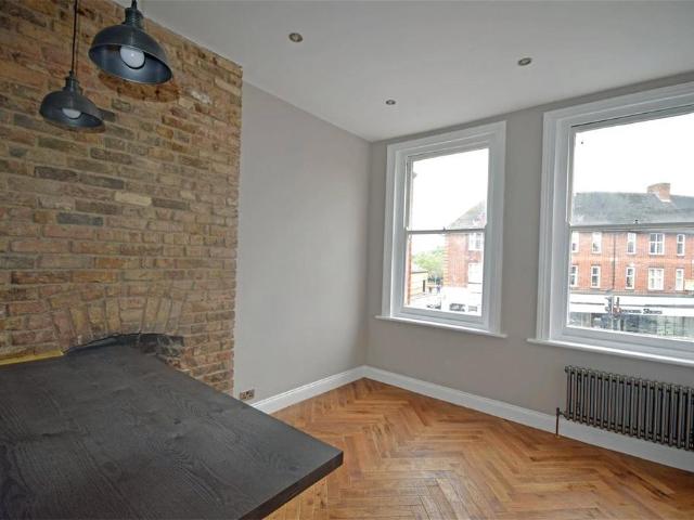 Flat for rent in Strawberry Hill, Greater London