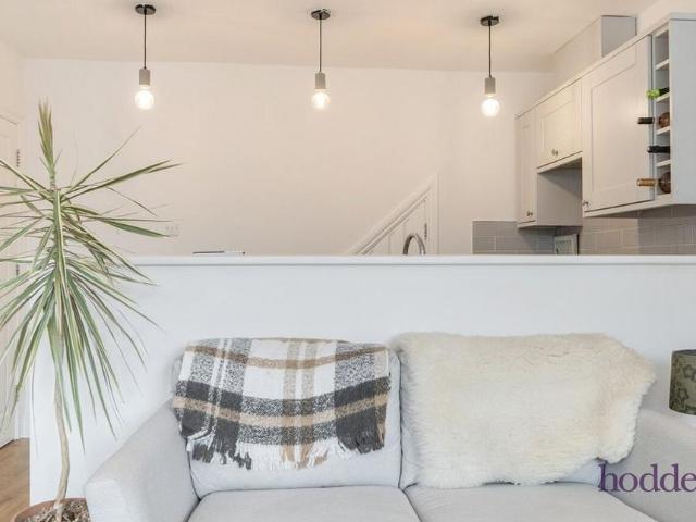 Apartment for rent in Row Town, Surrey