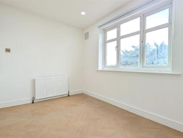 Apartment for rent in Little Stanmore, Greater London