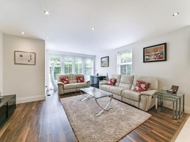 Apartment for rent in Little Stanmore, Greater London