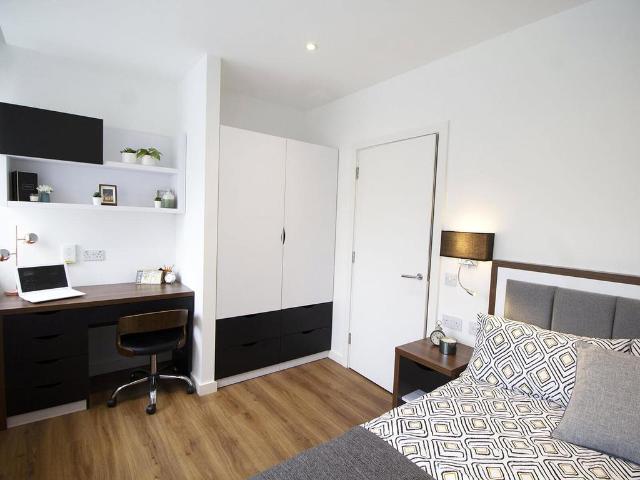 Flat for rent in Calderstones