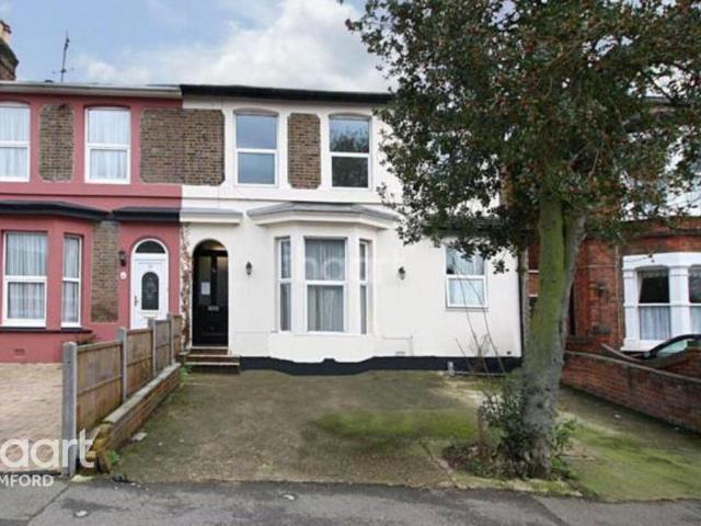 Flat for rent in Gidea Park, Greater London