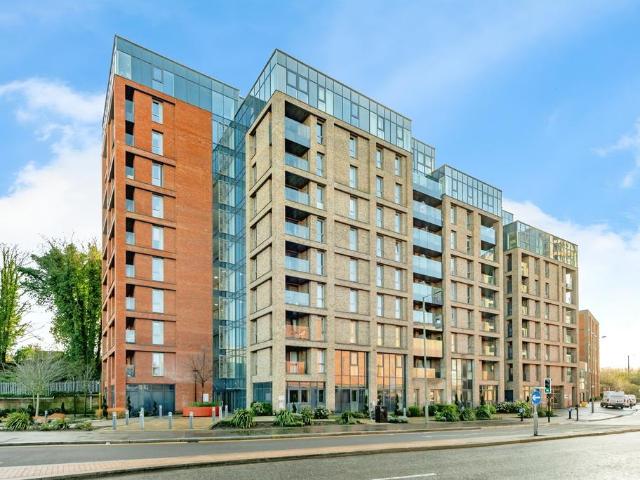 Flat for rent in Red Hill, Surrey