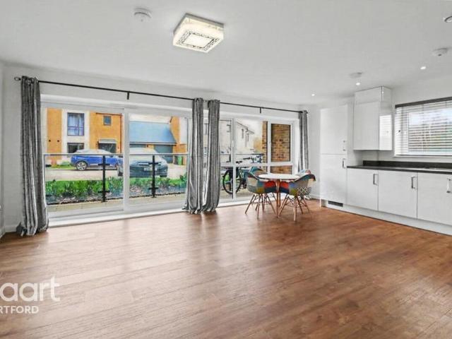 Flat for rent in Stone, Monks Orchard
