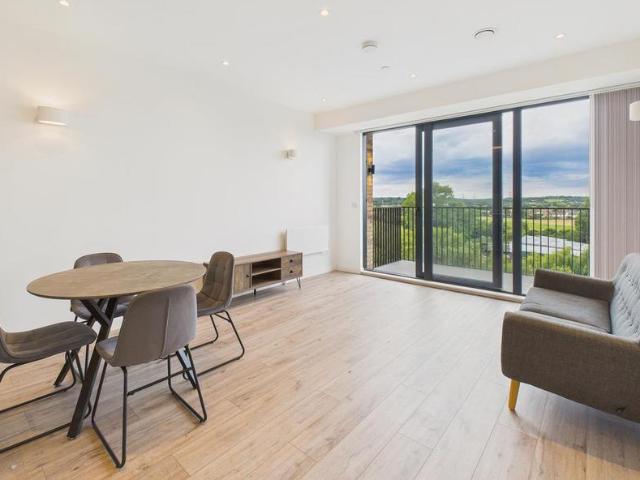 Flat for rent in Denham