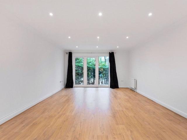 Apartment for rent in Holywell Estate, North Watford