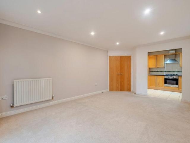 Apartment for rent in Shortlands, Greater London