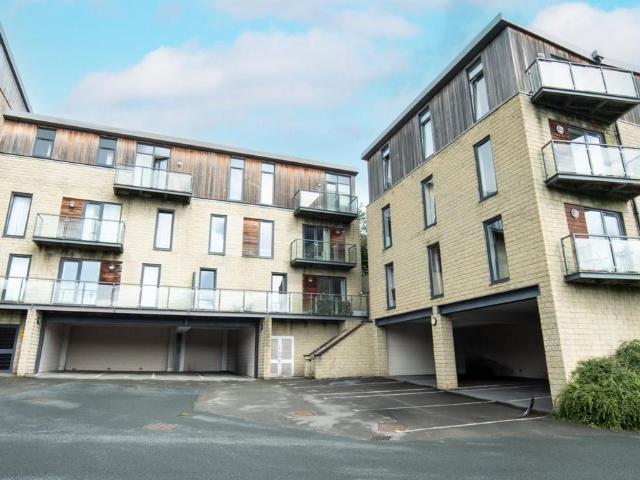 Flat for rent in Huddersfield, West Yorkshire