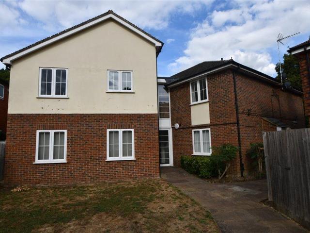 Flat for rent in Binscombe, Waverley