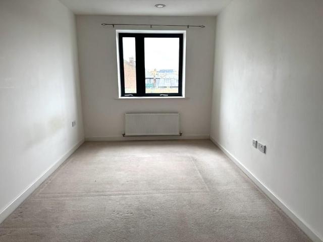 Apartment for rent in Row Town, Surrey