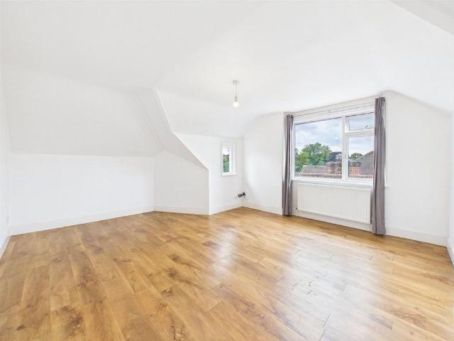 Apartment for rent in Shortlands, Greater London