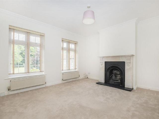 Apartment for rent in Blackhills, Surrey