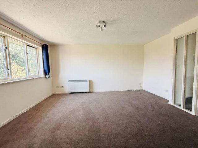 Apartment for rent in Worcester Park Estate, Monks Orchard