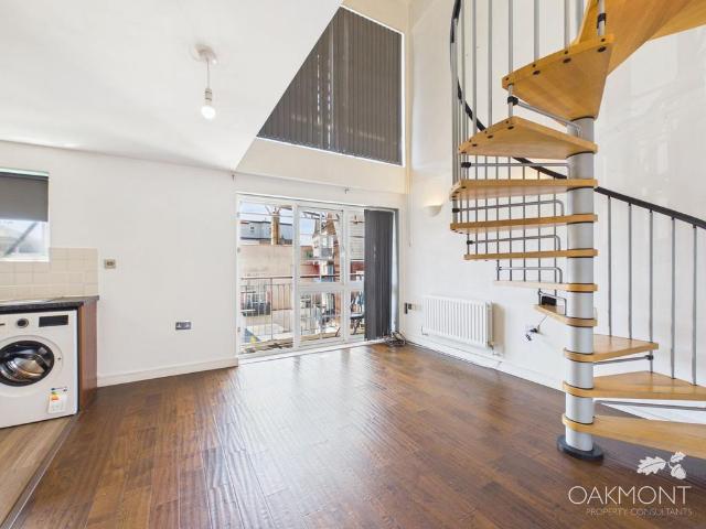 Flat for rent in Rush Green, Greater London